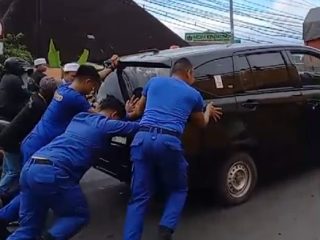 Polresta Banjarmasin Bersama Relawan Bantu Mobil Mogok Jemaah Haul Guru Zuhdi di Jembatan Kayutangi