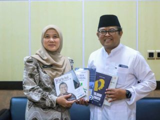 Perpustakaan Palnam Dispersip Kalsel Terima Hibah Buku Dari Sutarto Hadi