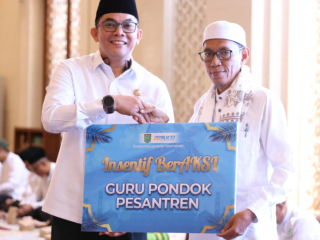 Tahun Baru 2026, Bupati Tanah Bumbu Salurkan Insentif untuk Guru Pondok Pesantren
